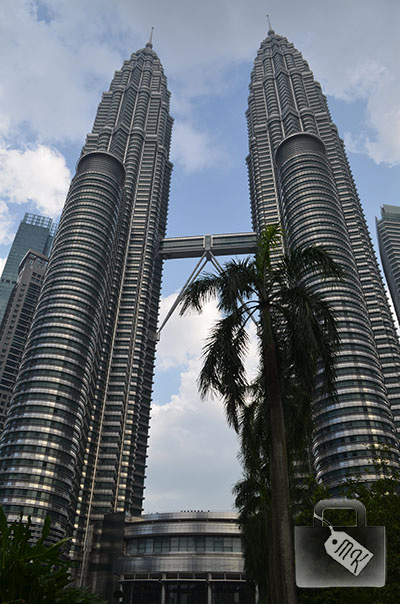 Petronas Twin Towers, widok z dołu na obie wieże.